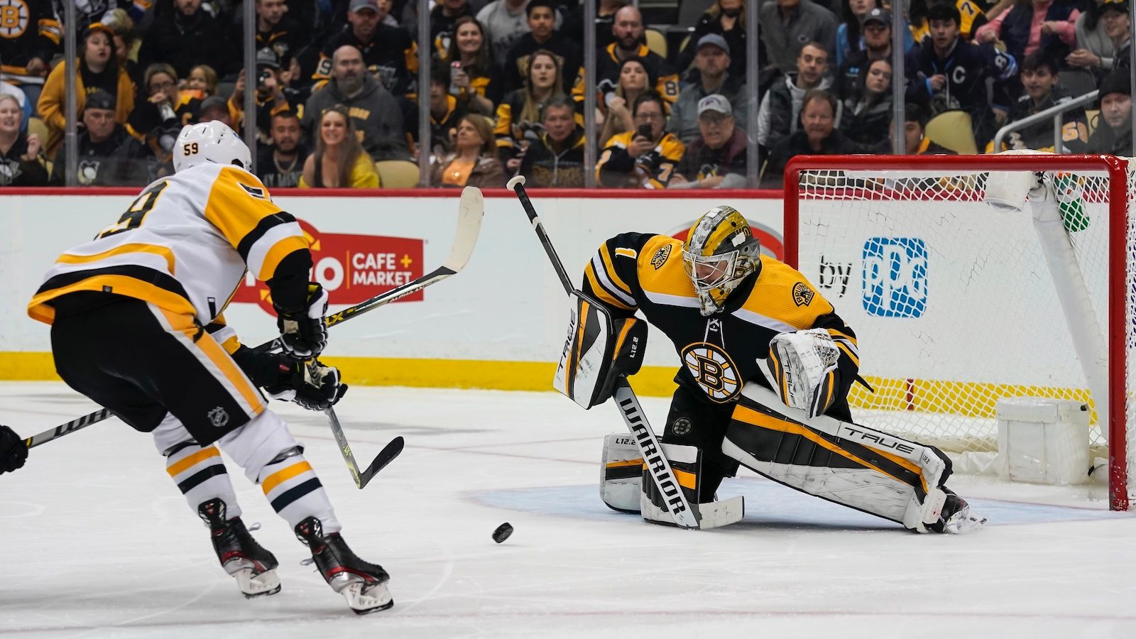 'Relentless' Jake Guentzel hits 40-goal milestone with hat trick in